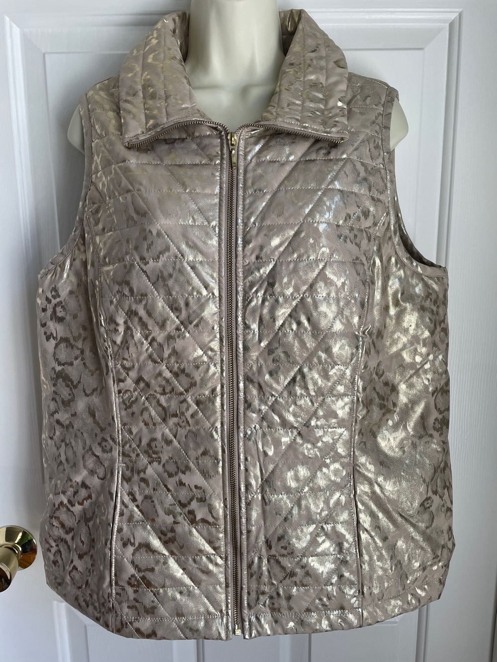Chico's Zenergy NEEMA Foil Quilted Vest Gold size 2 NWT Full Zip Front $109